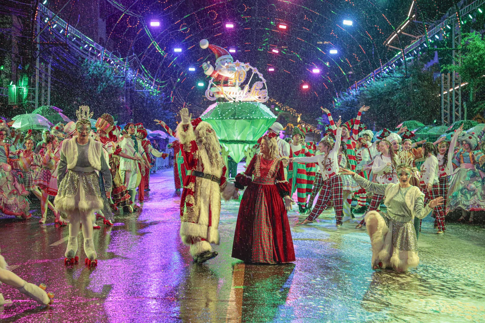 Desfile do Natal Luz em Gramado com Papai Noel e Mamãe Noel